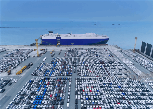 集装箱海运价钱低迷，汽车海运价飙涨，滚装船运费暴涨4倍仍缺，上汽、比亚迪接连下单造船，加速出海
